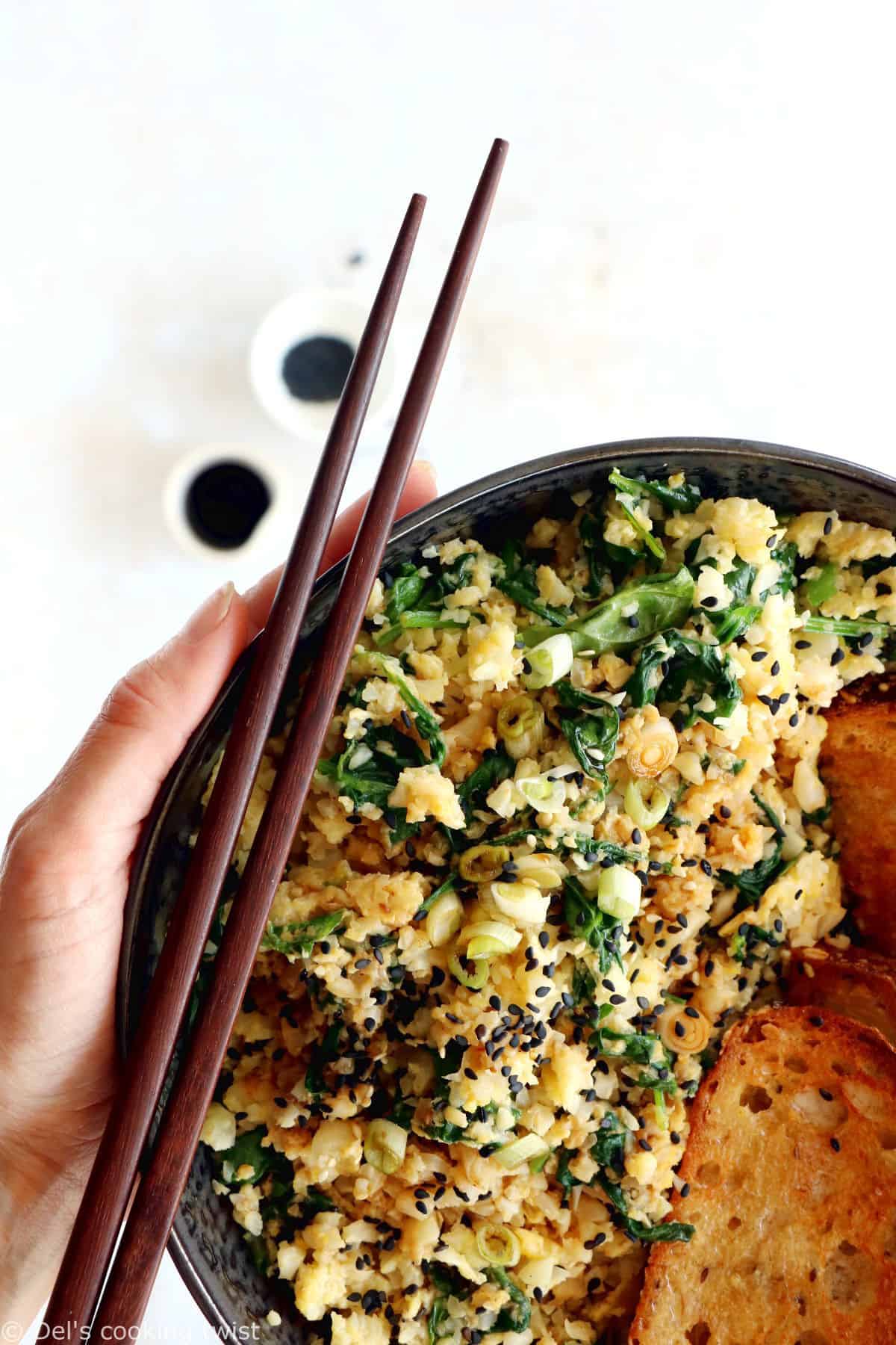 Facile et très rapide à préparer, cette brouillade d'oeufs, épinards et riz de chou-fleur sauté à l'asiatique constitue un plat végétarien sain, riche en protéines et naturellement gluten-free.