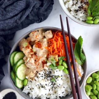 Vegan, sans gluten et riche en protéines végétales et vitamines, ce power bowl au tofu et sauce cacahuète épicée constitue un plat sain, complet et rassasiant.