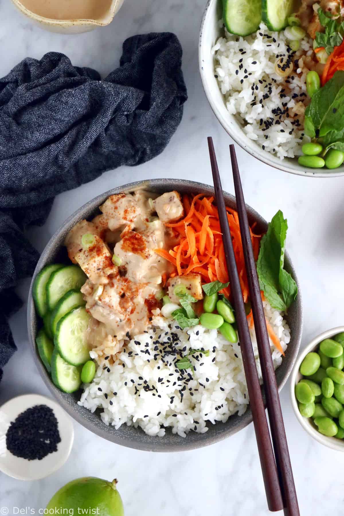 Vegan, sans gluten et riche en protéines végétales et vitamines, ce power bowl au tofu et sauce cacahuète épicée constitue un plat sain, complet et rassasiant.