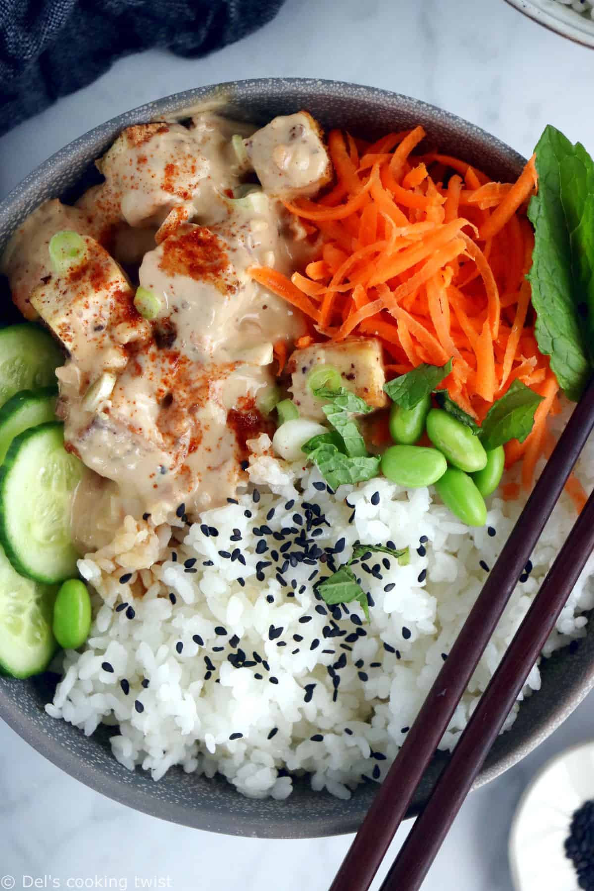 Vegan, sans gluten et riche en protéines végétales et vitamines, ce power bowl au tofu et sauce cacahuète épicée constitue un plat sain, complet et rassasiant.