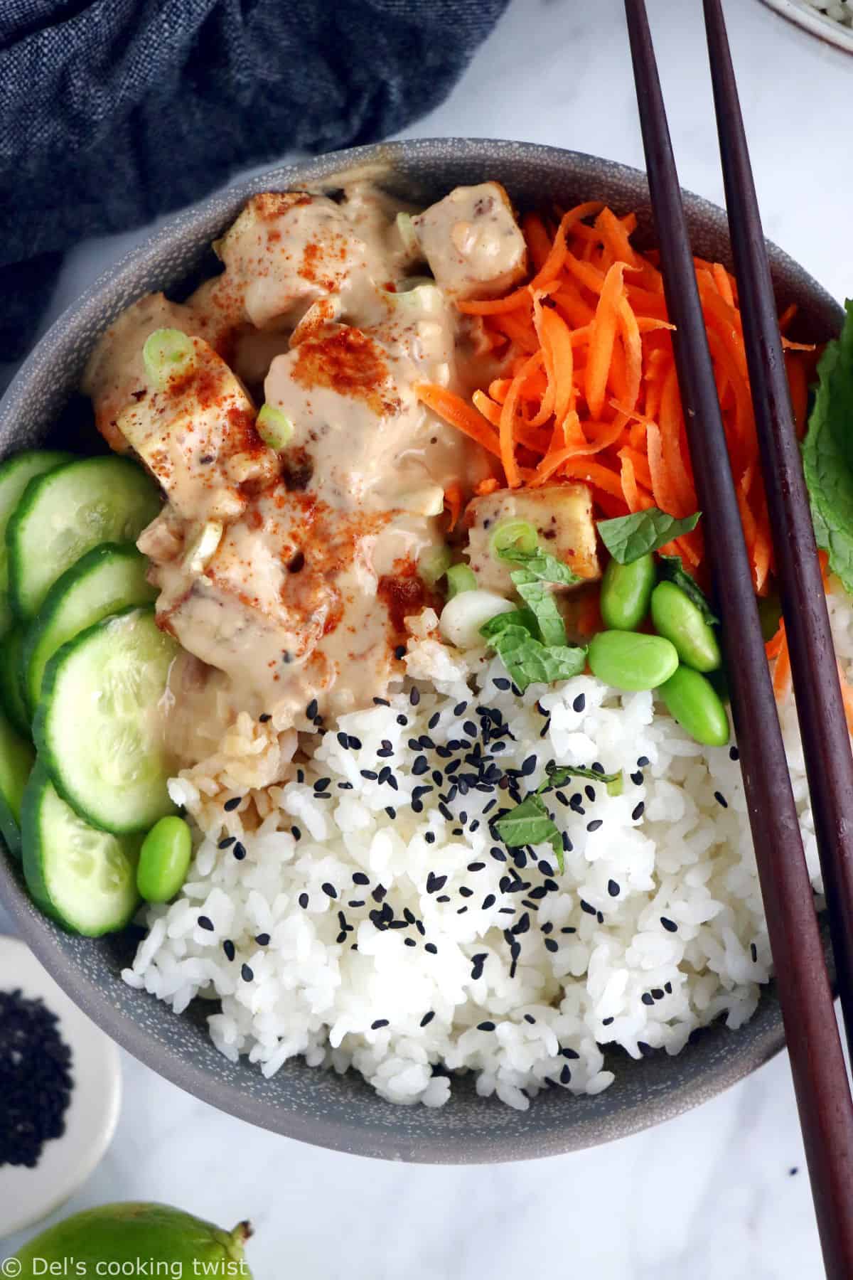 Vegan, sans gluten et riche en protéines végétales et vitamines, ce power bowl au tofu et sauce cacahuète épicée constitue un plat sain, complet et rassasiant.