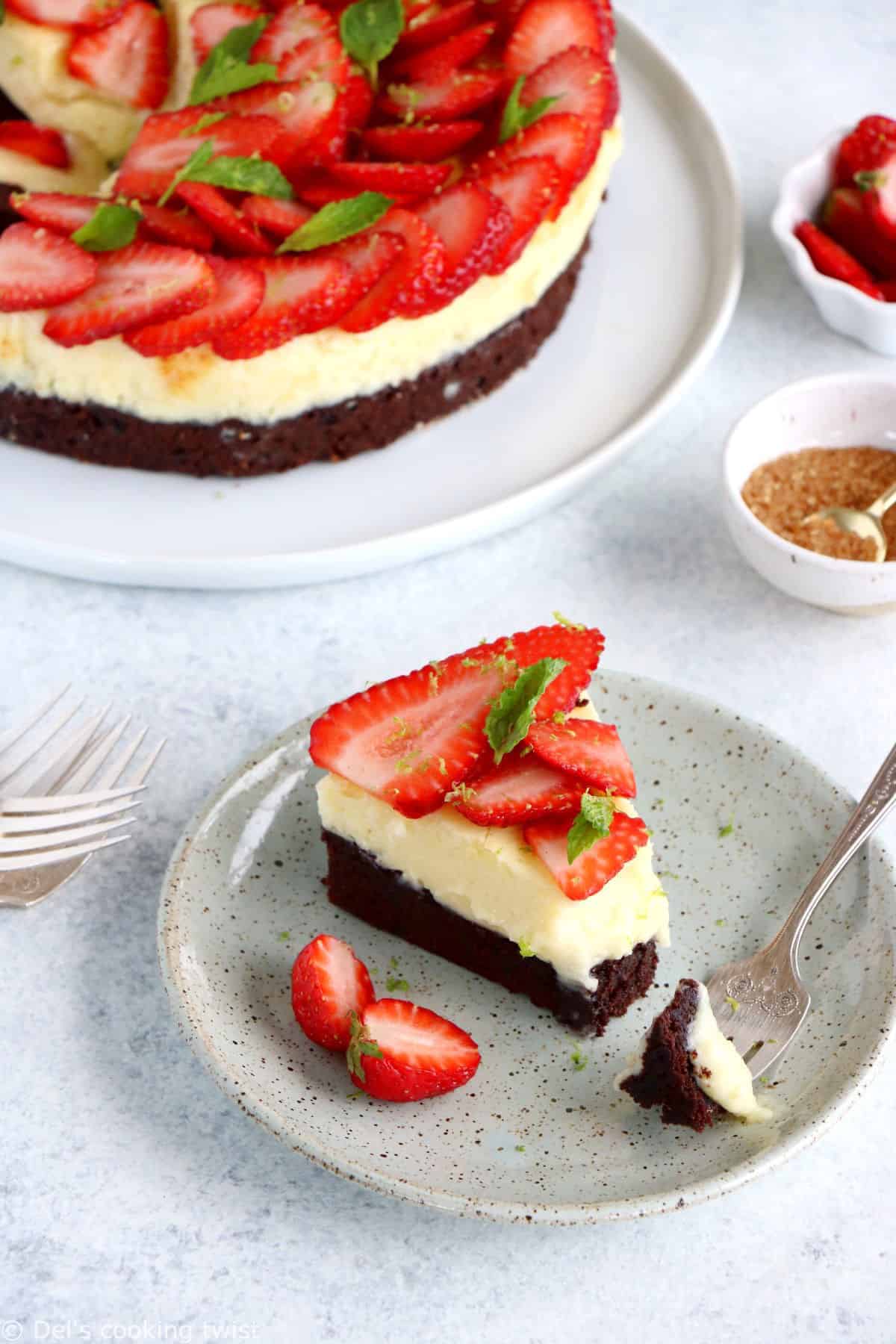 Ce brownie cheesecake au chocolat blanc et aux fraises est un dessert d'exception qui réunit petits et grands gourmands.