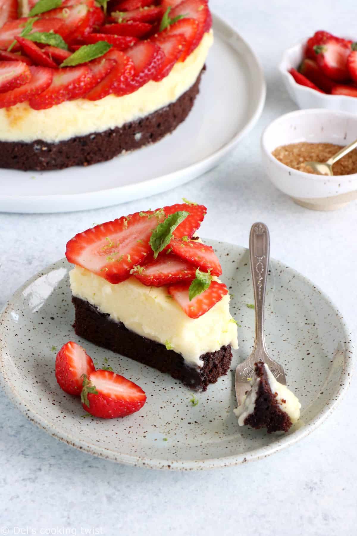 Ce brownie cheesecake au chocolat blanc et aux fraises est un dessert d'exception qui réunit petits et grands gourmands.