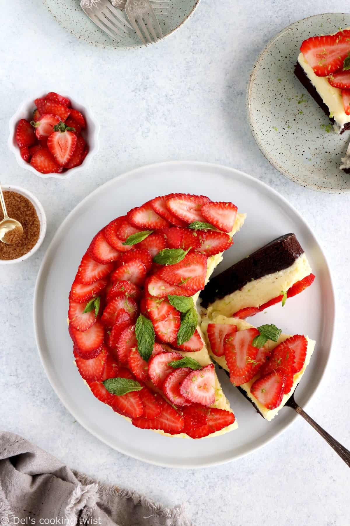 Ce brownie cheesecake au chocolat blanc et aux fraises est un dessert d'exception qui réunit petits et grands gourmands.