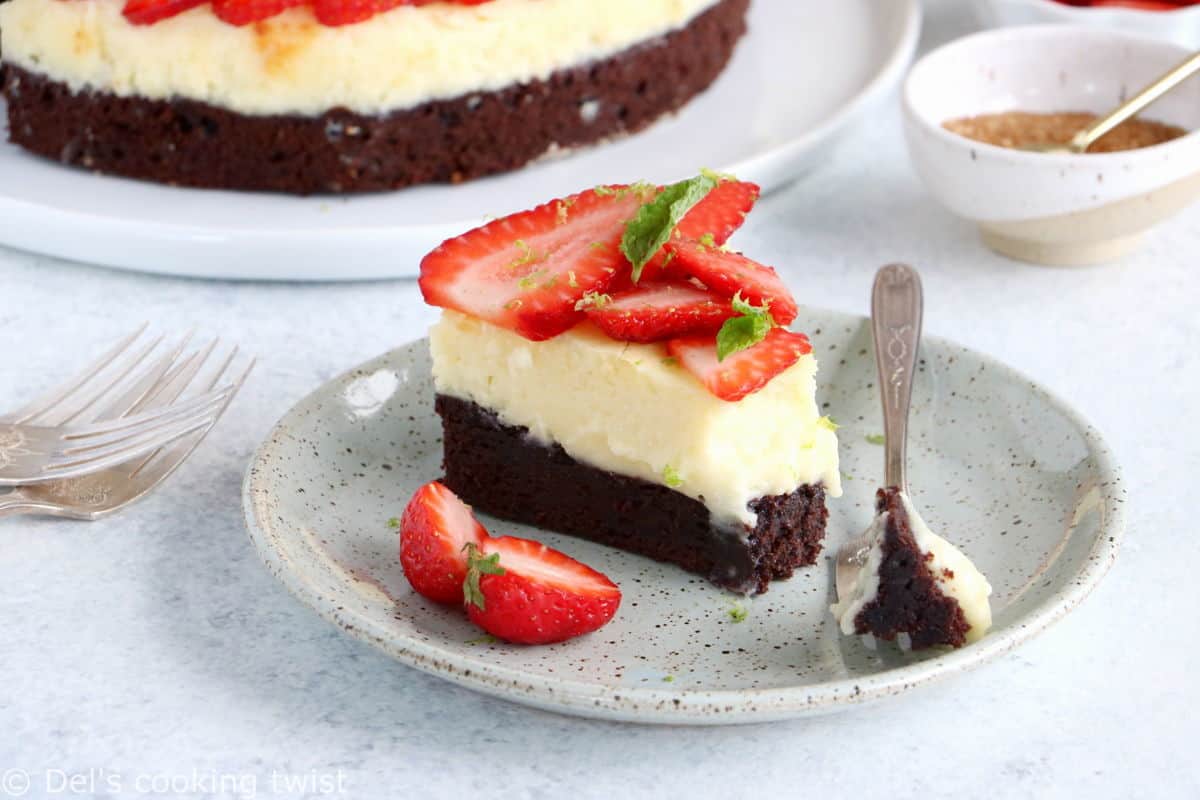 Ce brownie cheesecake au chocolat blanc et aux fraises est un dessert d'exception qui réunit petits et grands gourmands.