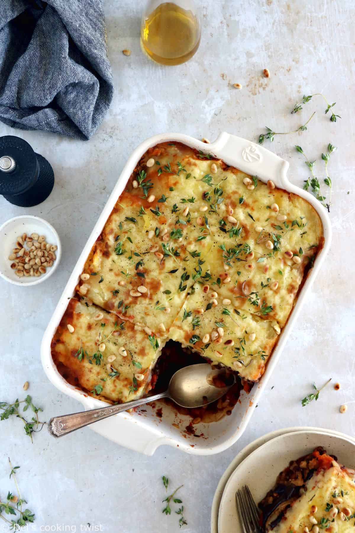 Retrouvez dans cette moussaka végétarienne des aubergines, des saveurs légèrement fumées et une sauce béchamel crémeuse.