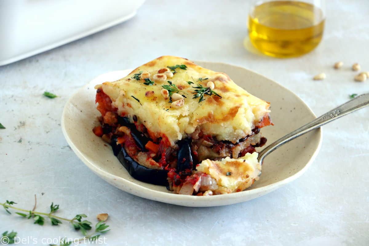 Retrouvez dans cette moussaka végétarienne des aubergines, des saveurs légèrement fumées et une sauce béchamel crémeuse.