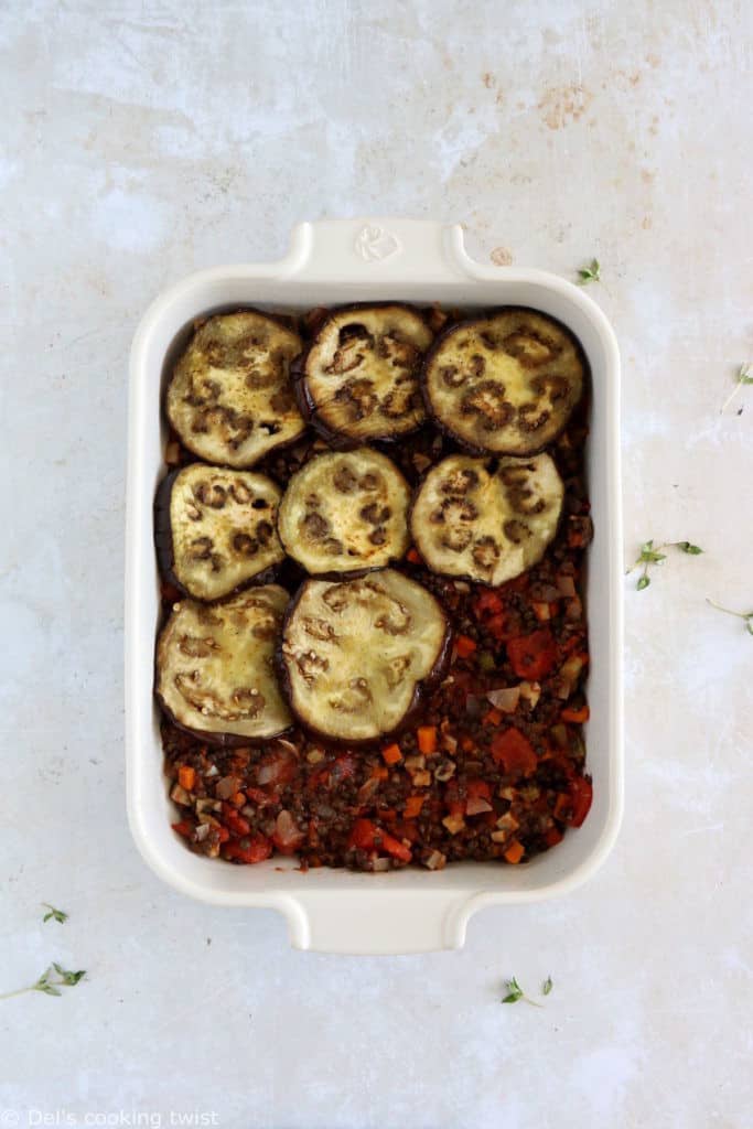 Retrouvez dans cette moussaka végétarienne des aubergines, des saveurs légèrement fumées et une sauce béchamel crémeuse.