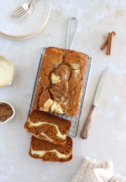 Plongez dans les douces saveurs d'automne avec ce pumpkin bread marbré façon cheesecake. Tendre et moelleux à coeur, il est délicieusement parfumé aux épices chaudes de pumpkin pie, avec un coeur de fromage frais (cream cheese) en son centre.