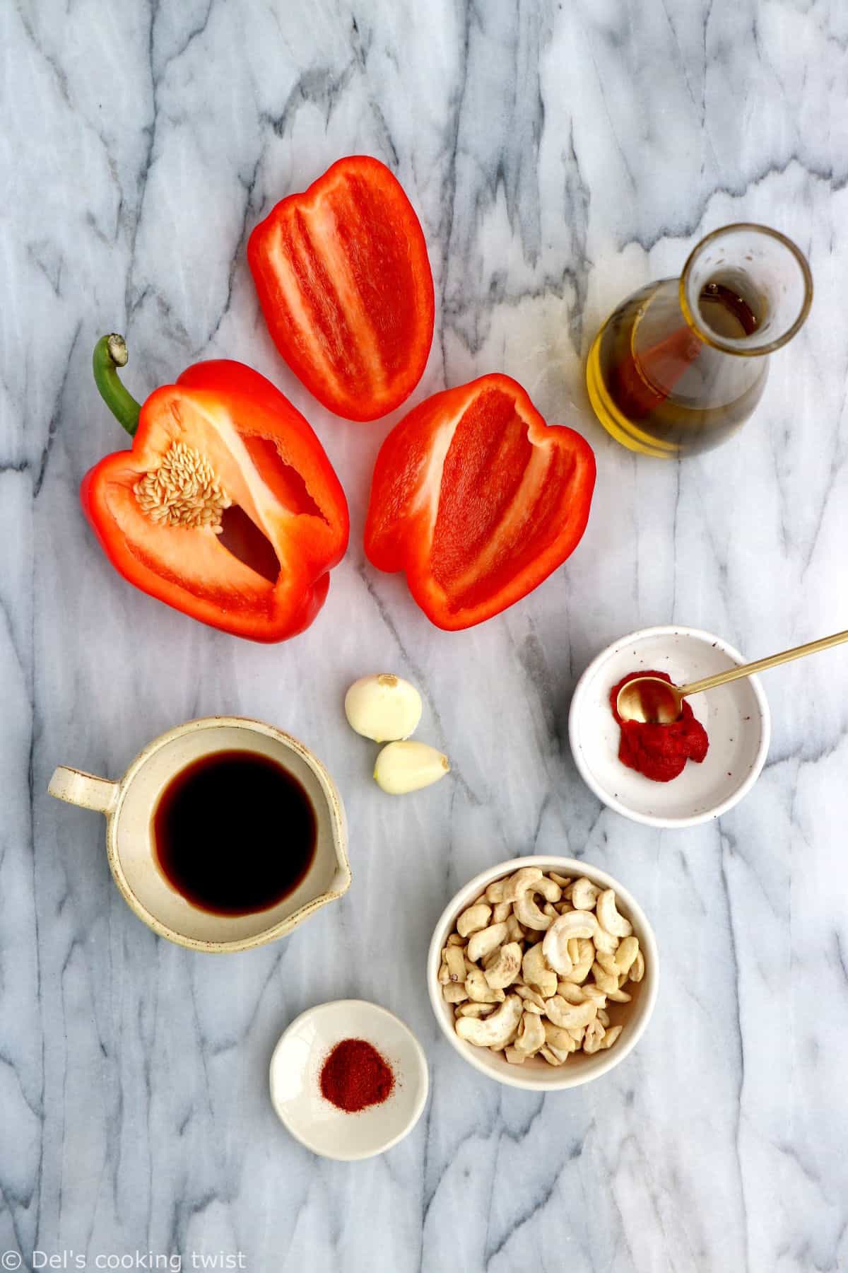 Riches et réconfortantes, ces pâtes à la crème de noix de cajou et poivrons grillés sont réalisées avec une sauce romesco aux noix de cajou.