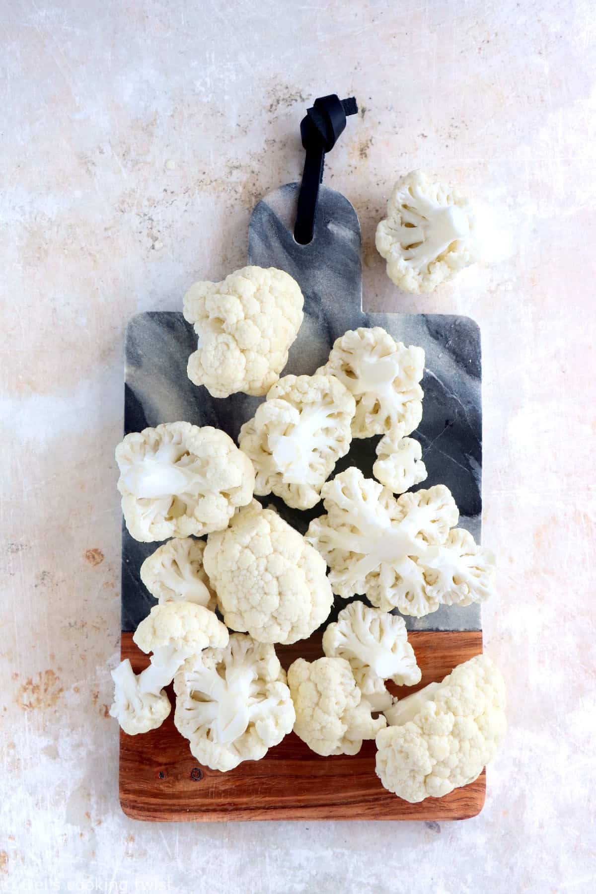 Learn how to make cauliflower rice from scratch, following an easy step-by-step guide. Quick to prepare and healthy, this grain-free and low carb recipe is life changing.