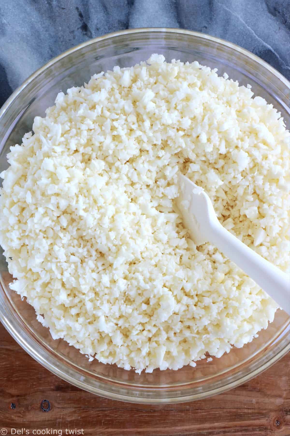 Learn how to make cauliflower rice from scratch, following an easy step-by-step guide. Quick to prepare and healthy, this grain-free and low carb recipe is life changing.
