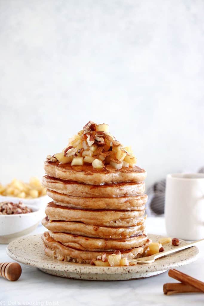 Ces délicieux pancakes aux pommes sont réalisés avec des pommes râpées, de la farine complète et de la poudre d'amande.