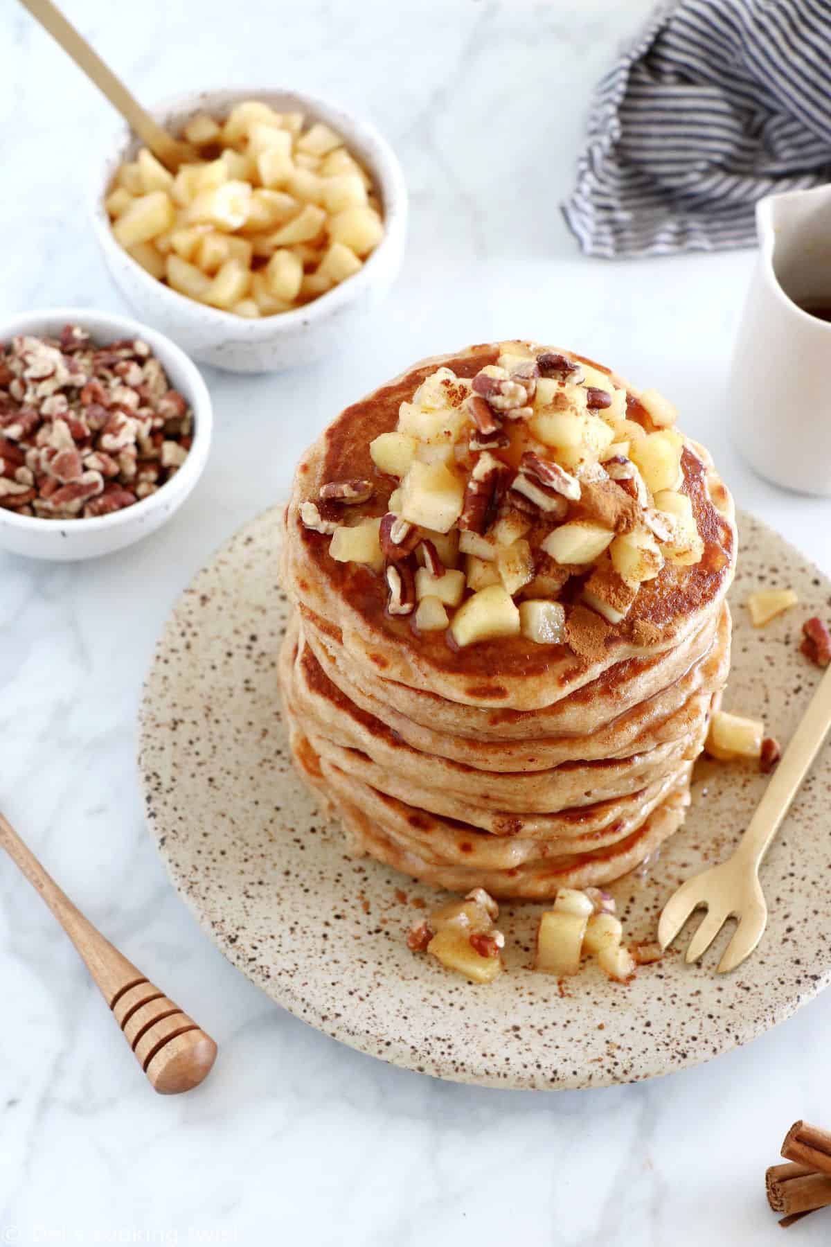 Ces délicieux pancakes aux pommes sont réalisés avec des pommes râpées, de la farine complète et de la poudre d'amande.