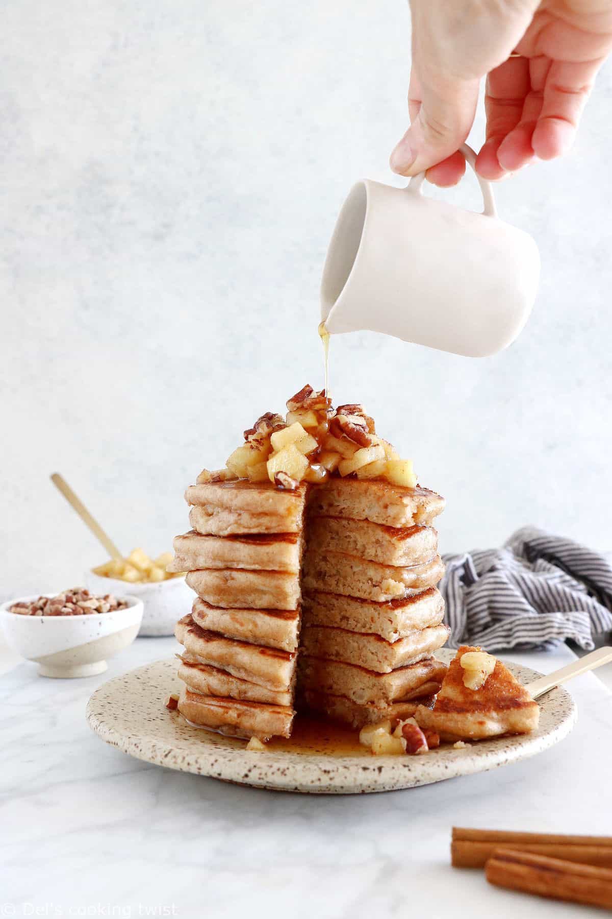 Ces délicieux pancakes aux pommes sont réalisés avec des pommes râpées, de la farine complète et de la poudre d'amande.