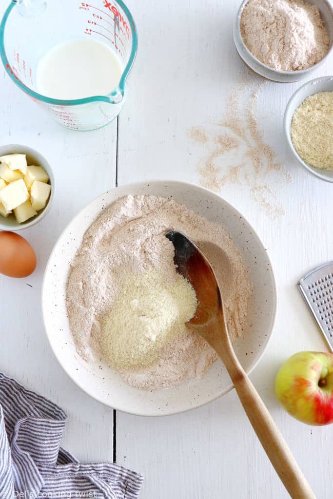 Ces délicieux pancakes aux pommes sont réalisés avec des pommes râpées, de la farine complète et de la poudre d'amande.