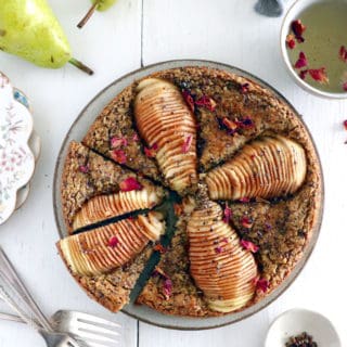 Ce gâteau healthy aux poires et à la cardamome est vegan (pas d'oeufs, pas de produits laitiers), sans gluten et réalisé sans sucre ajouté.