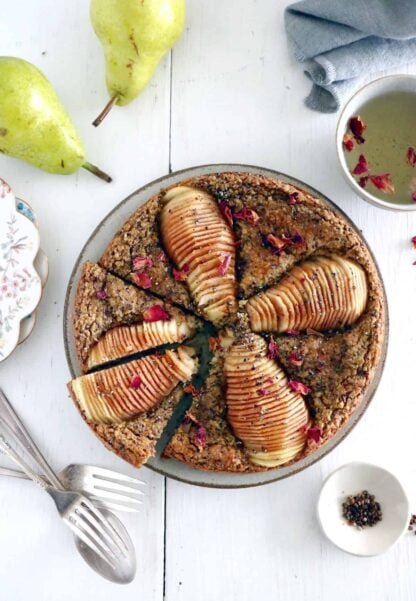 Ce gâteau healthy aux poires et à la cardamome est vegan (pas d'oeufs, pas de produits laitiers), sans gluten et réalisé sans sucre ajouté.