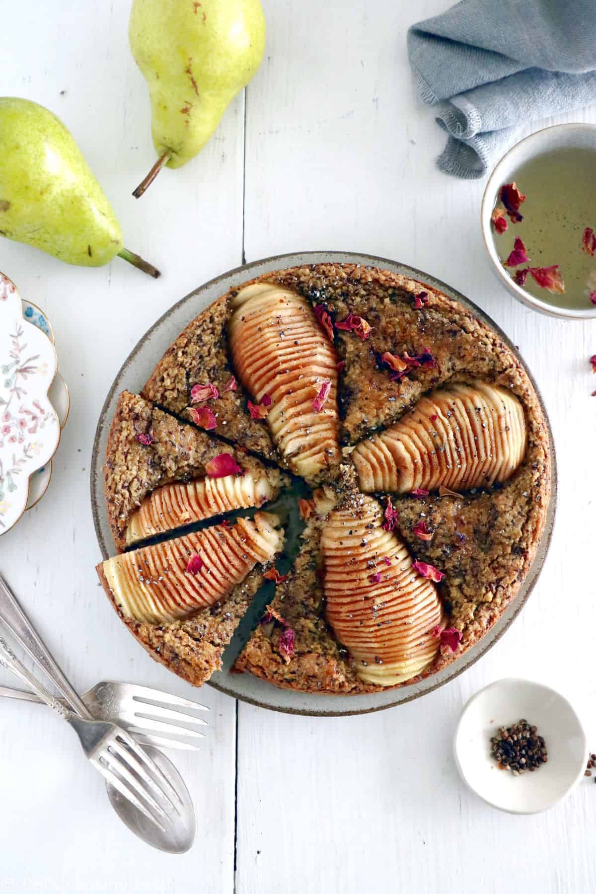 Ce gâteau healthy aux poires et à la cardamome est vegan (pas d'oeufs, pas de produits laitiers), sans gluten et réalisé sans sucre ajouté.