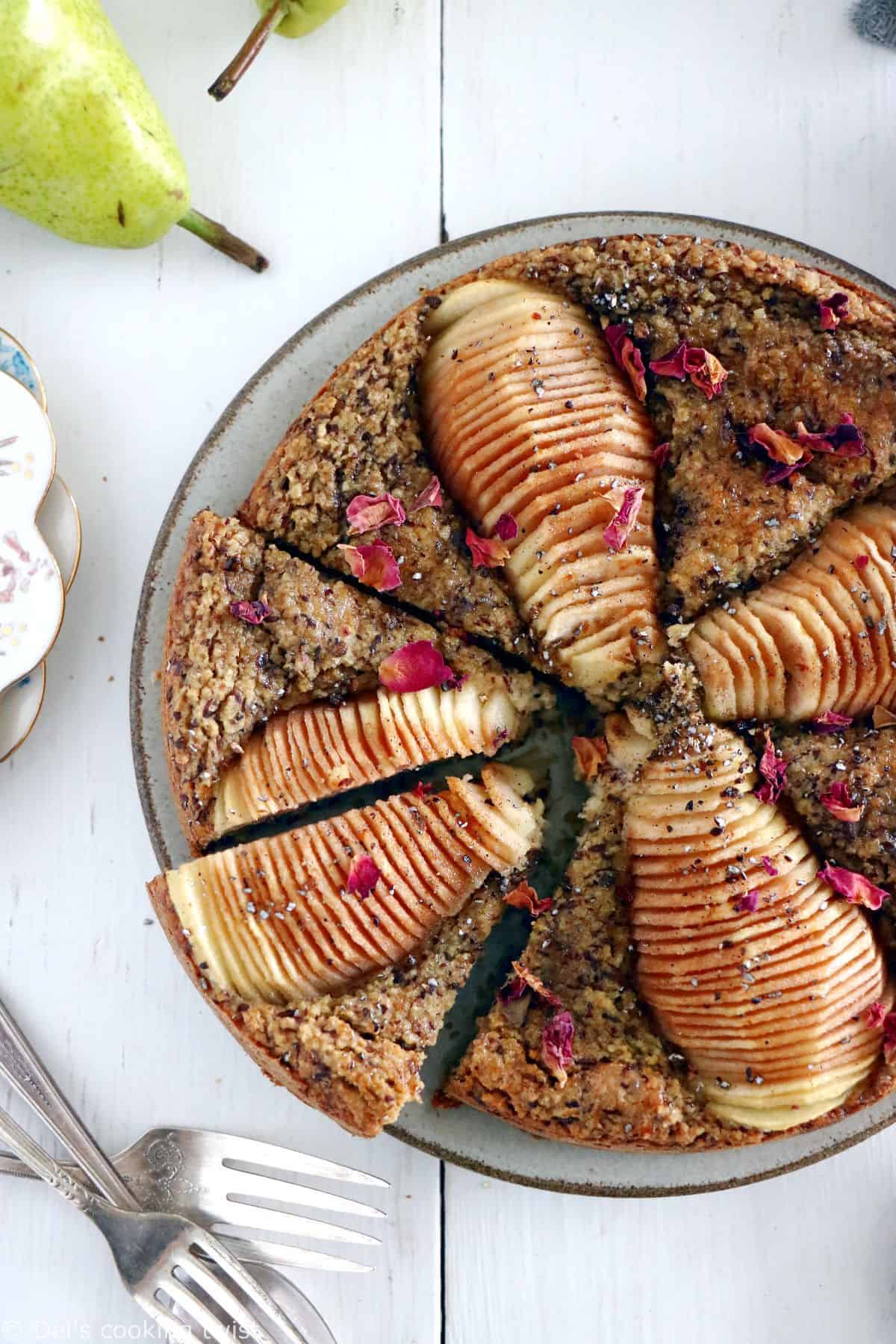 Ce gâteau healthy aux poires et à la cardamome est vegan (pas d'oeufs, pas de produits laitiers), sans gluten et réalisé sans sucre ajouté.