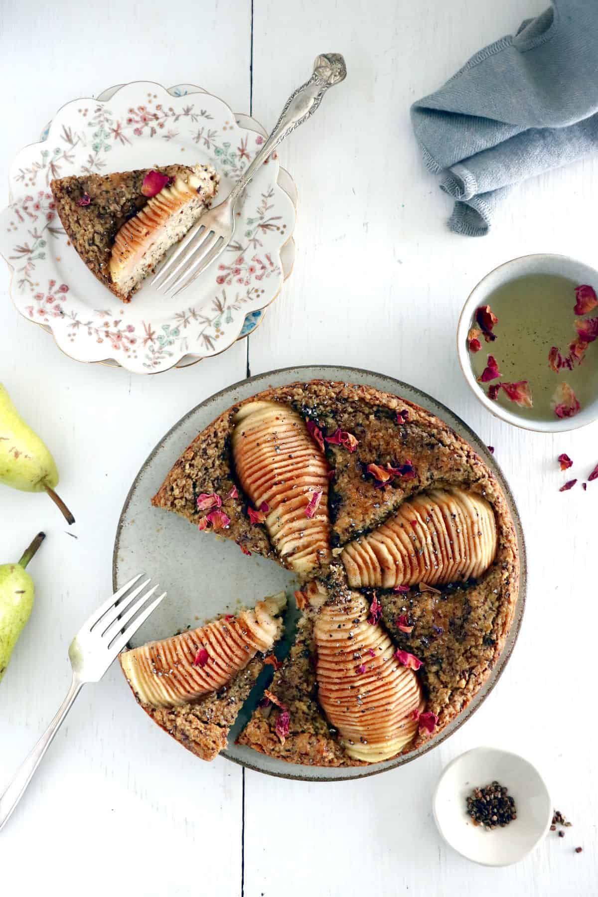 Ce gâteau healthy aux poires et à la cardamome est vegan (pas d'oeufs, pas de produits laitiers), sans gluten et réalisé sans sucre ajouté.