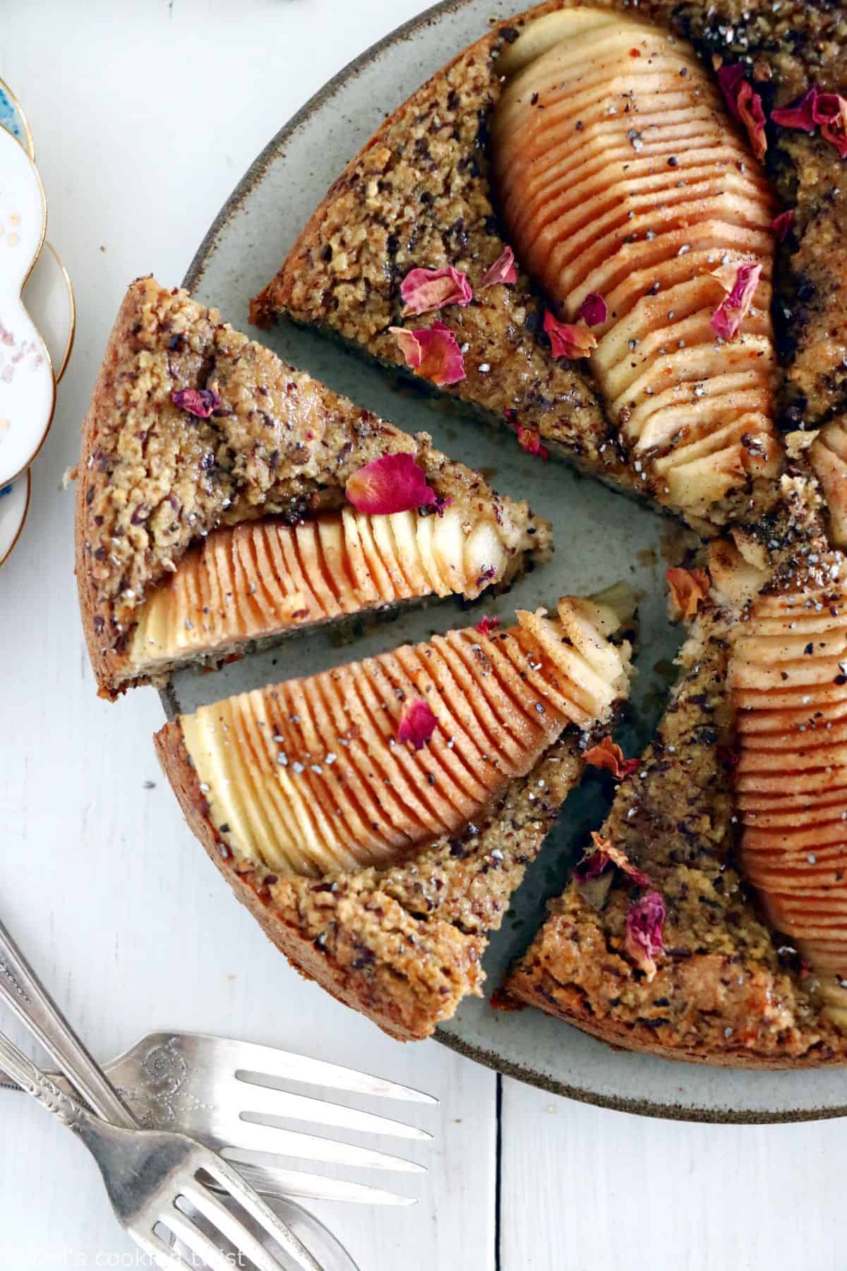 Ce gâteau healthy aux poires et à la cardamome est vegan (pas d'oeufs, pas de produits laitiers), sans gluten et réalisé sans sucre ajouté.