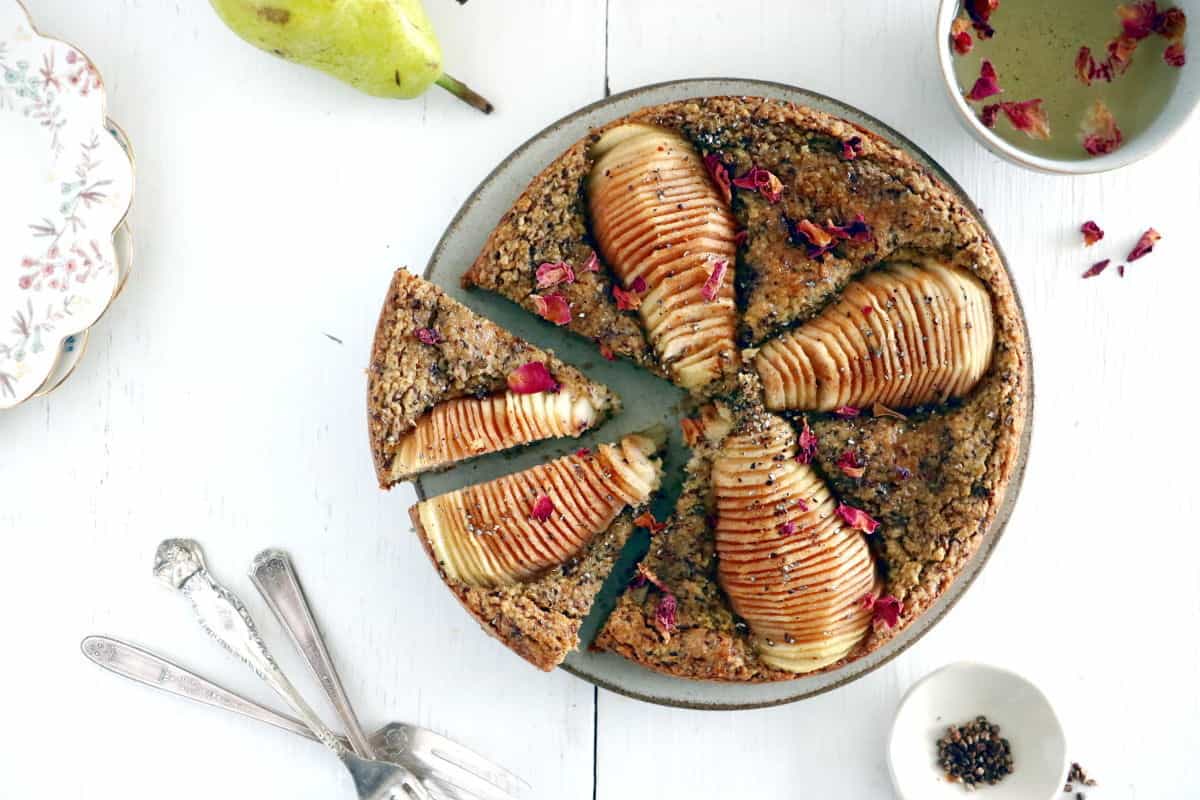 Ce gâteau healthy aux poires et à la cardamome est vegan (pas d'oeufs, pas de produits laitiers), sans gluten et réalisé sans sucre ajouté.