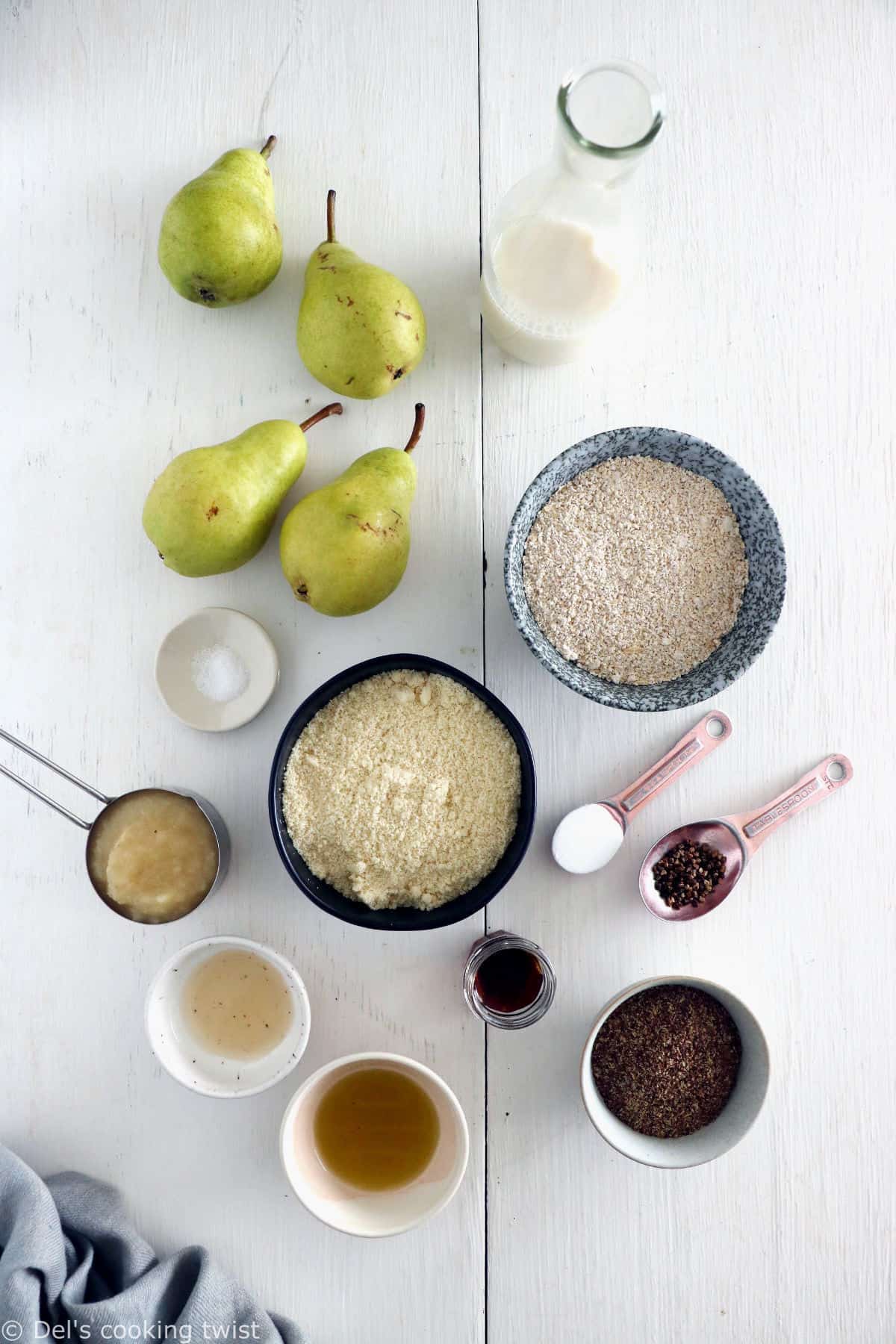 Ce gâteau healthy aux poires et à la cardamome est vegan (pas d'oeufs, pas de produits laitiers), sans gluten et réalisé sans sucre ajouté.