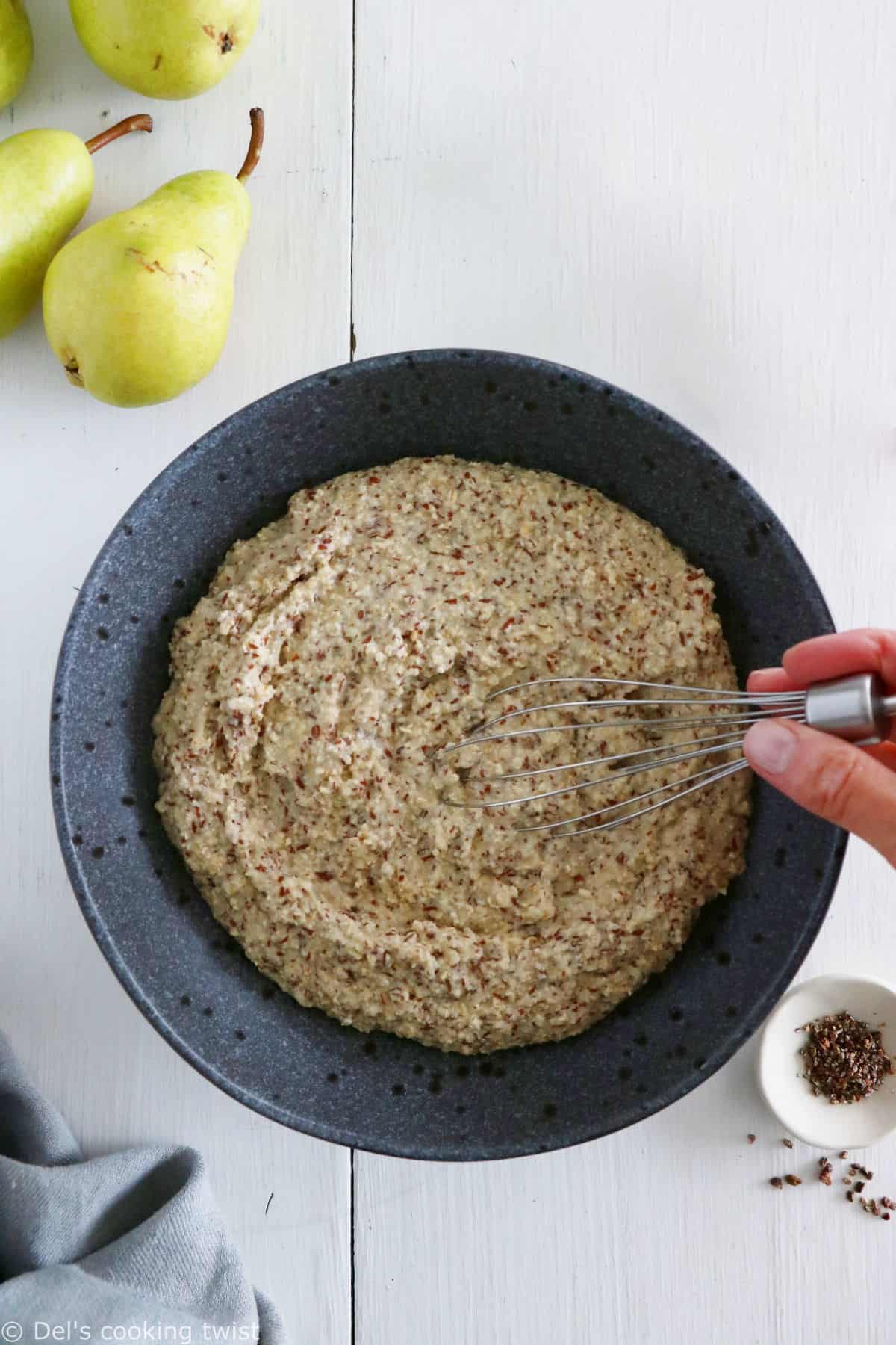 Ce gâteau healthy aux poires et à la cardamome est vegan (pas d'oeufs, pas de produits laitiers), sans gluten et réalisé sans sucre ajouté.