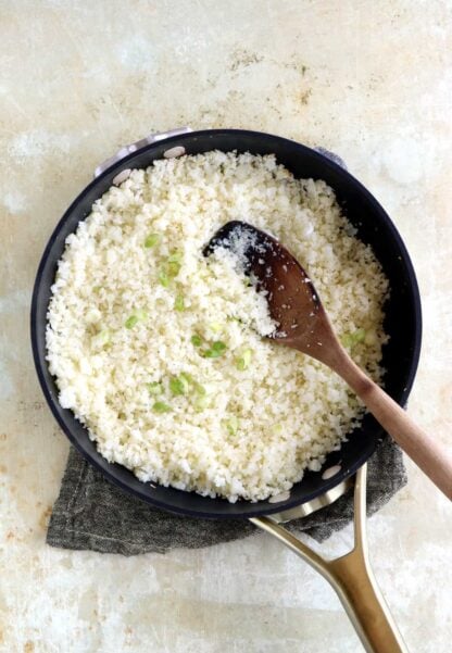 Découvrez comment préparer du riz de chou-fleur en 15 minutes grâce à ce guide détaillé étape par étape.