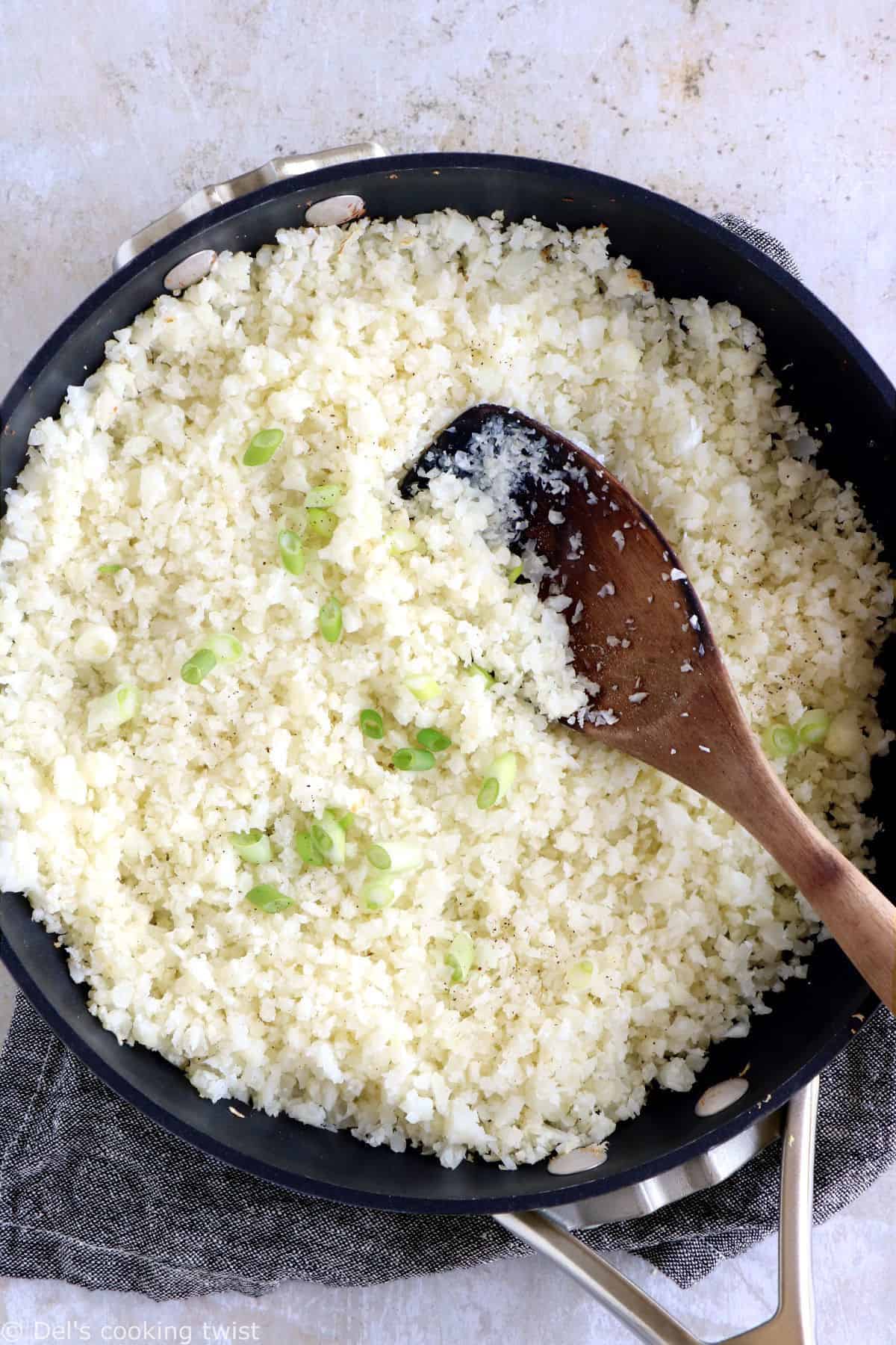 Découvrez comment préparer du riz de chou-fleur en 15 minutes grâce à ce guide détaillé étape par étape.