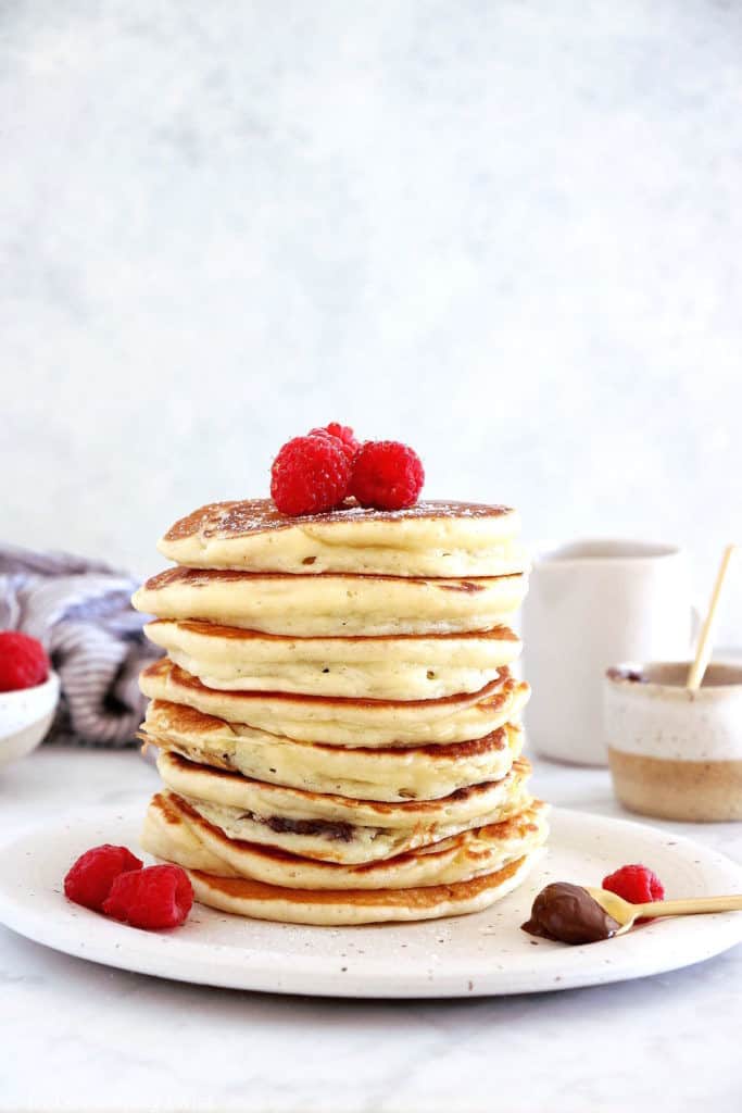 Ces pancakes fourrés au Nutella sont ultra moelleux, avec un coeur de pâte à tartiner chocolat noisette encore chaud... Qui peut résister ?