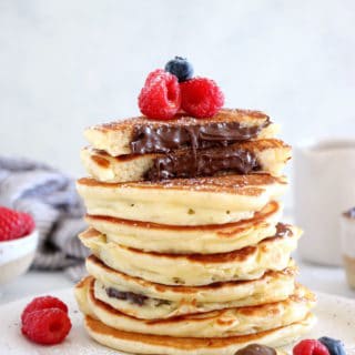 Ces pancakes fourrés au Nutella sont ultra moelleux, avec un coeur de pâte à tartiner chocolat noisette encore chaud... Qui peut résister ?