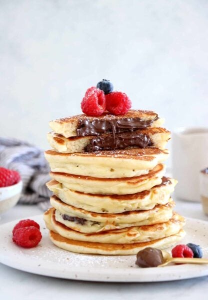 Ces pancakes fourrés au Nutella sont ultra moelleux, avec un coeur de pâte à tartiner chocolat noisette encore chaud... Qui peut résister ?