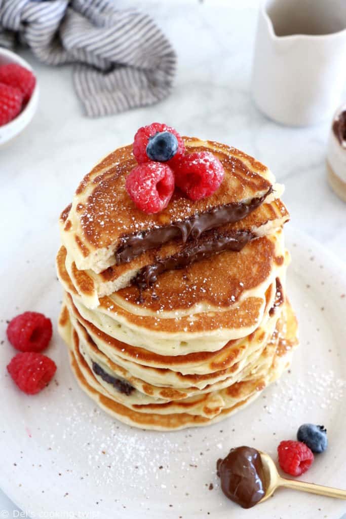 Ces pancakes fourrés au Nutella sont ultra moelleux, avec un coeur de pâte à tartiner chocolat noisette encore chaud... Qui peut résister ?