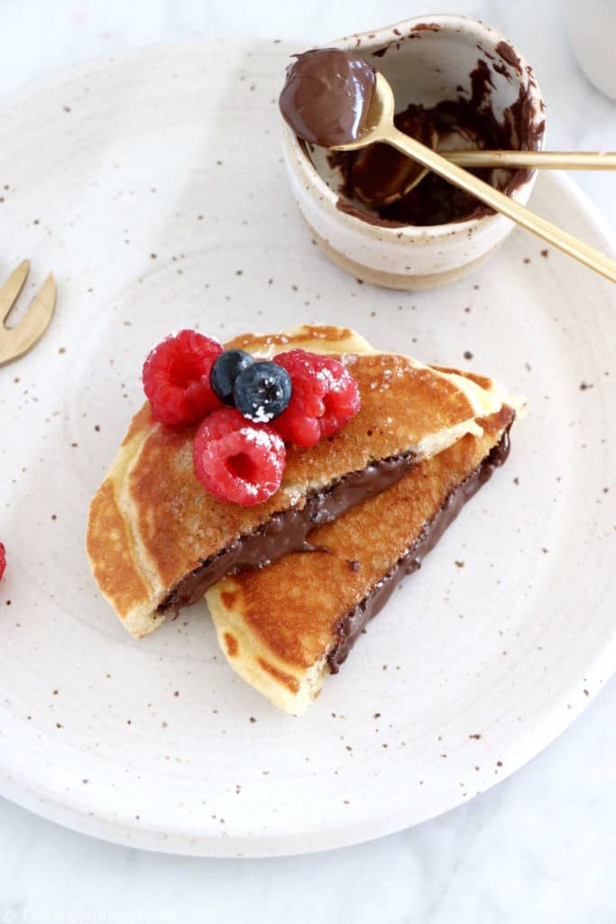 Ces pancakes fourrés au Nutella sont ultra moelleux, avec un coeur de pâte à tartiner chocolat noisette encore chaud... Qui peut résister ?