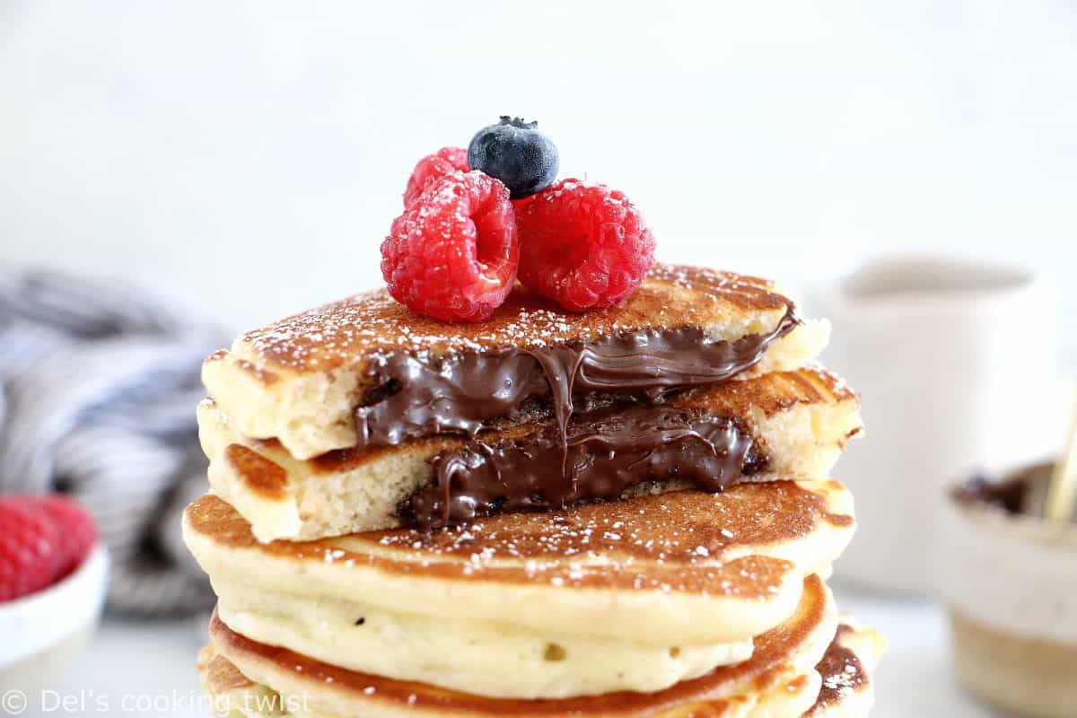 Ces pancakes fourrés au Nutella sont ultra moelleux, avec un coeur de pâte à tartiner chocolat noisette encore chaud... Qui peut résister ?