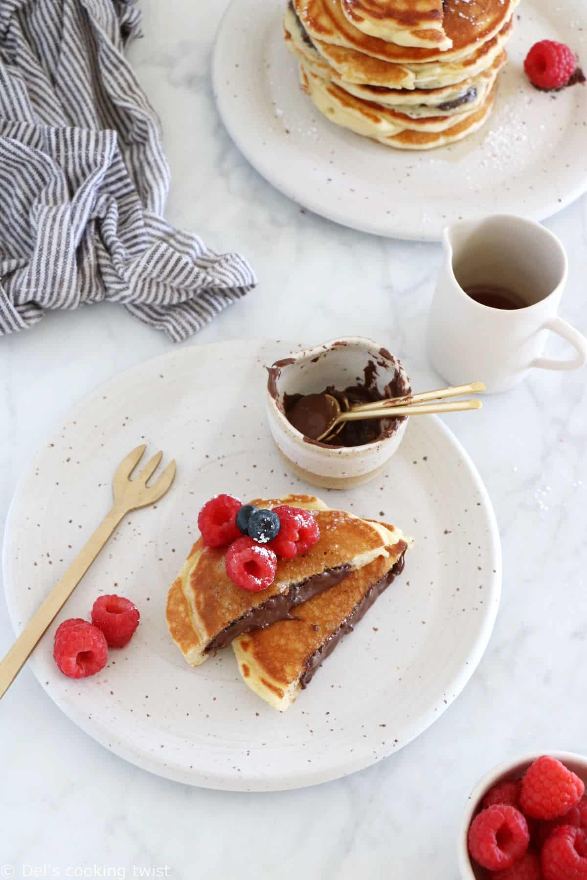 Ces pancakes fourrés au Nutella sont ultra moelleux, avec un coeur de pâte à tartiner chocolat noisette encore chaud... Qui peut résister ?