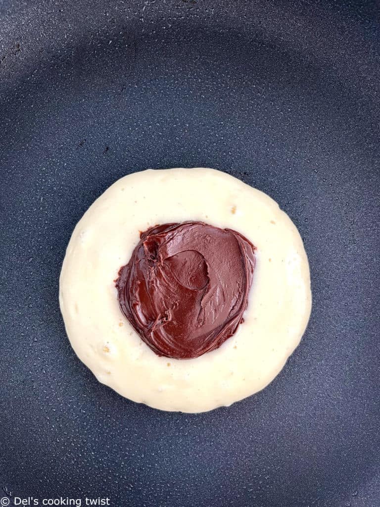 Ces pancakes fourrés au Nutella sont ultra moelleux, avec un coeur de pâte à tartiner chocolat noisette encore chaud... Qui peut résister ?