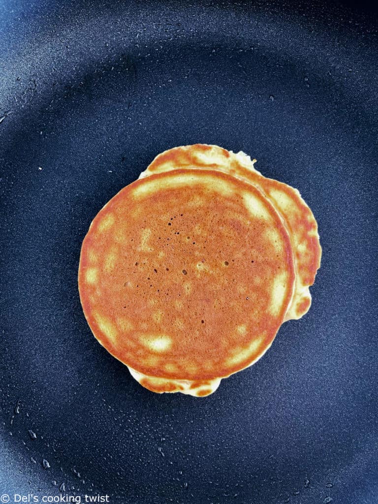 Ces pancakes fourrés au Nutella sont ultra moelleux, avec un coeur de pâte à tartiner chocolat noisette encore chaud... Qui peut résister ?