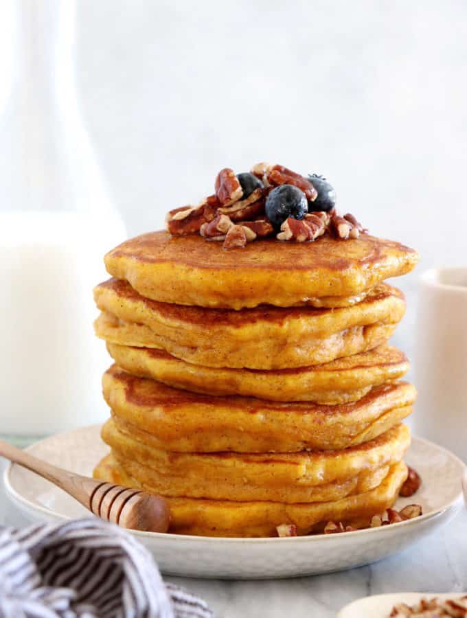 Ces pancakes à la citrouille, ou pumpkin pancakes en anglais, sont réalisés avec de la purée de citrouille et des épices chaudes d'automne.