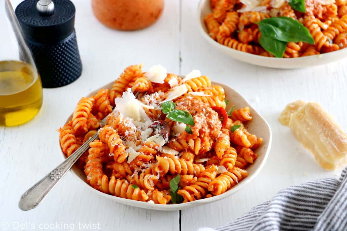 This roasted red pepper and cashew pesto pasta is made with a thick, creamy sauce, and has rich nutty-sweet and smoky flavors.