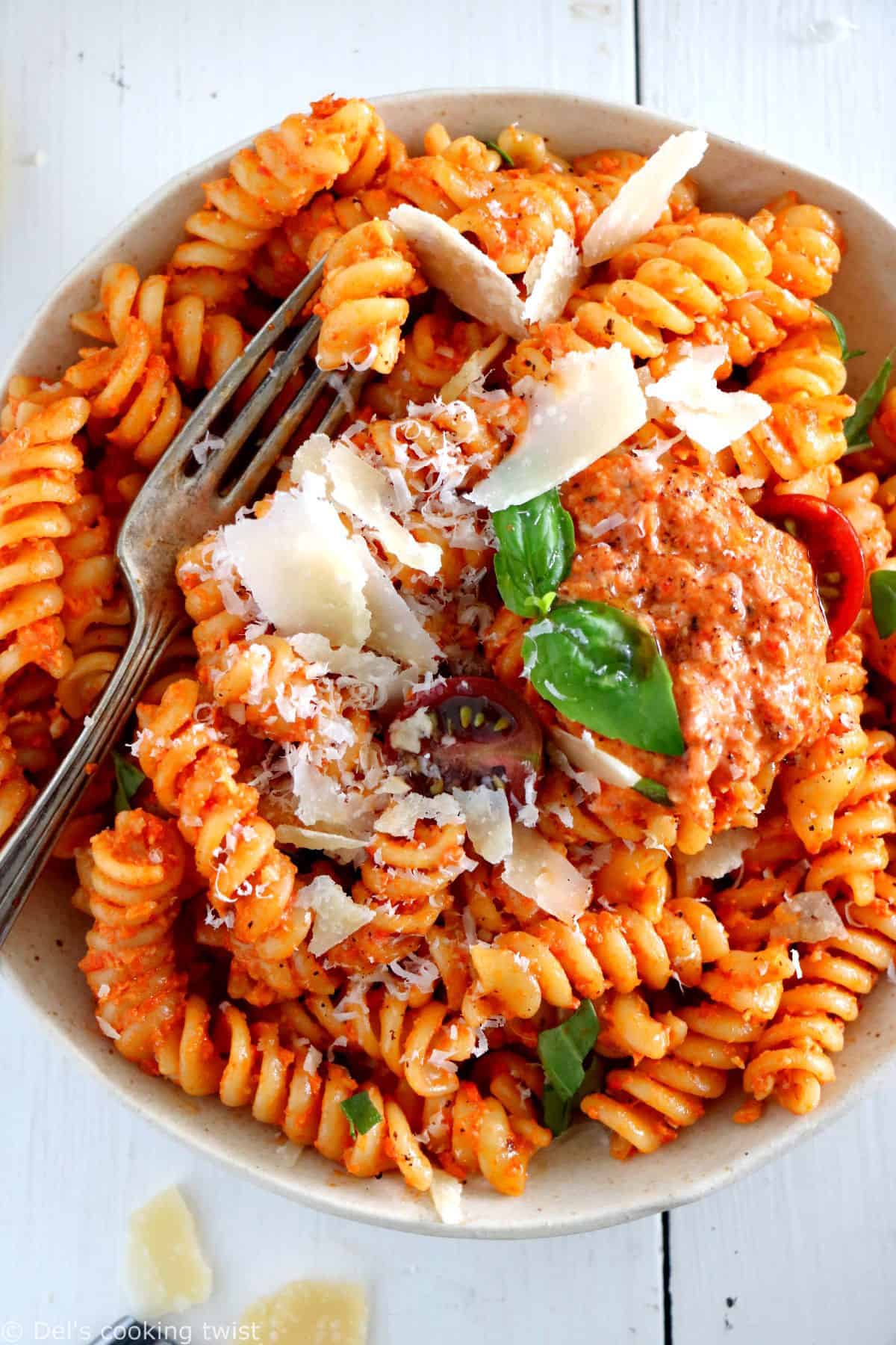 This roasted red pepper and cashew pesto pasta is made with a thick, creamy sauce, and has rich nutty-sweet and smoky flavors.