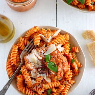 This roasted red pepper and cashew pesto pasta is made with a thick, creamy sauce, and has rich nutty-sweet and smoky flavors.