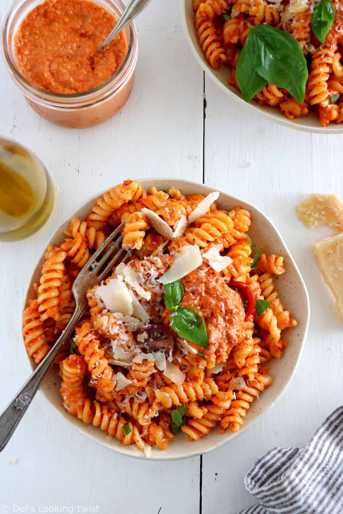 This roasted red pepper and cashew pesto pasta is made with a thick, creamy sauce, and has rich nutty-sweet and smoky flavors.