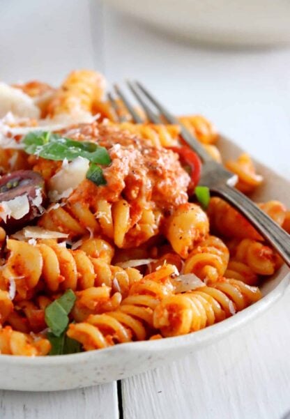 This roasted red pepper and cashew pesto pasta is made with a thick, creamy sauce, and has rich nutty-sweet and smoky flavors.