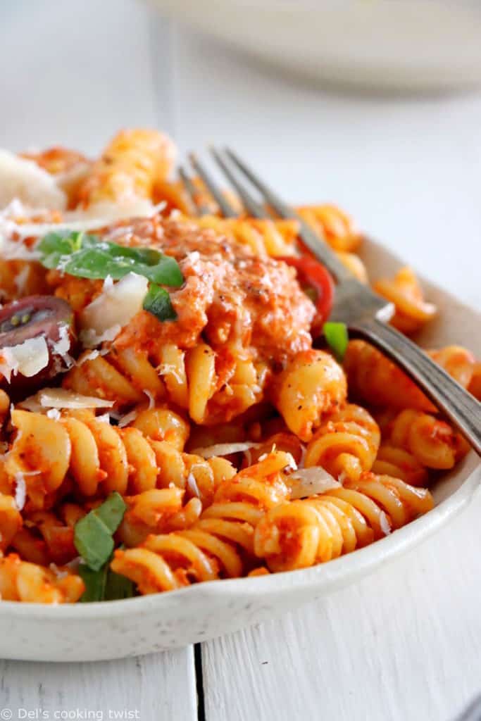 This roasted red pepper and cashew pesto pasta is made with a thick, creamy sauce, and has rich nutty-sweet and smoky flavors.