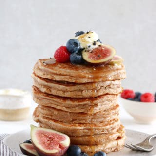 Faciles à réaliser, ces pancakes à la farine complète sont riches sur le plan nutritionnel, avec une texture moelleuse et légère comme on aime.