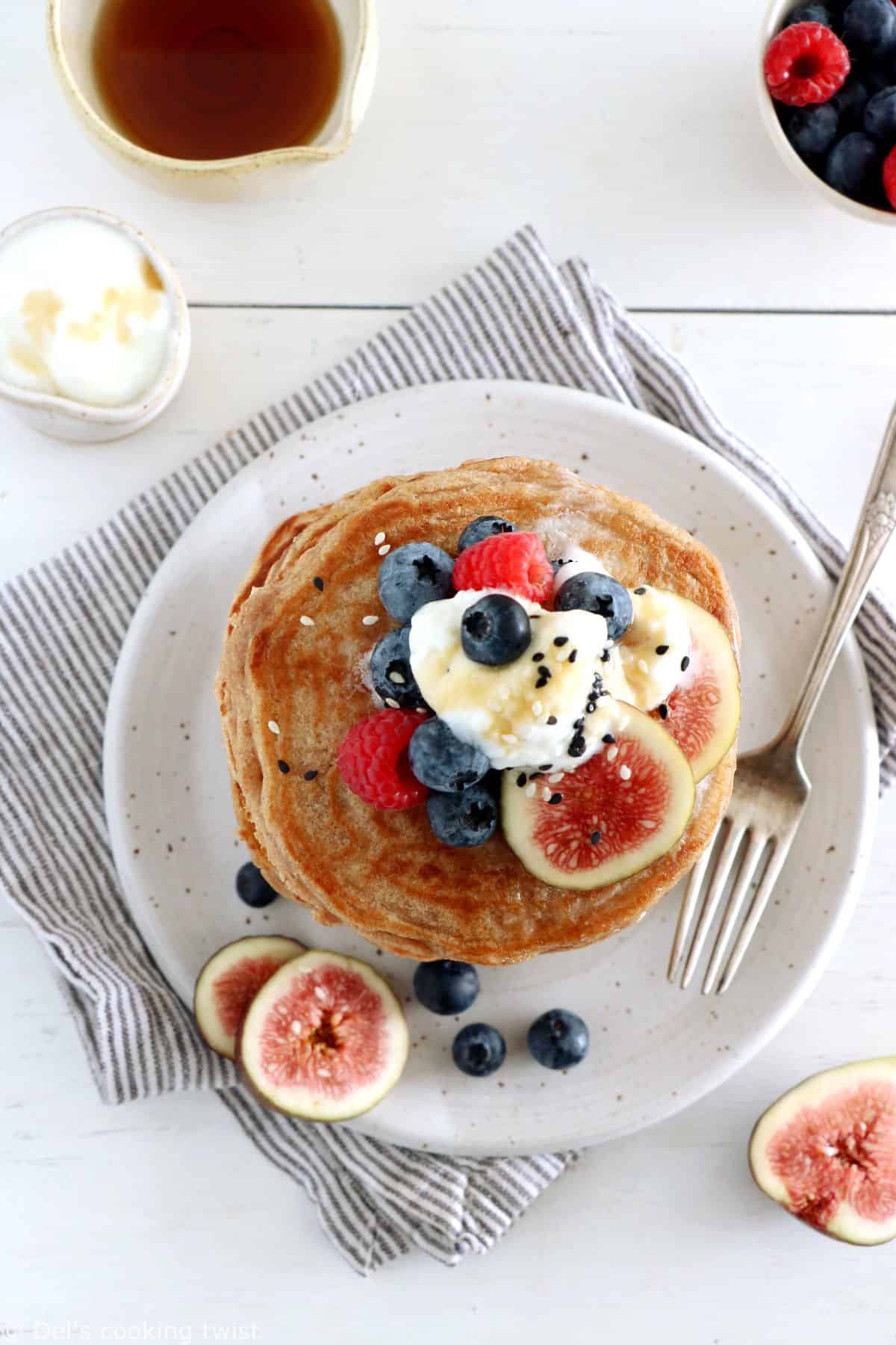 Faciles à réaliser, ces pancakes à la farine complète sont riches sur le plan nutritionnel, avec une texture moelleuse et légère comme on aime.