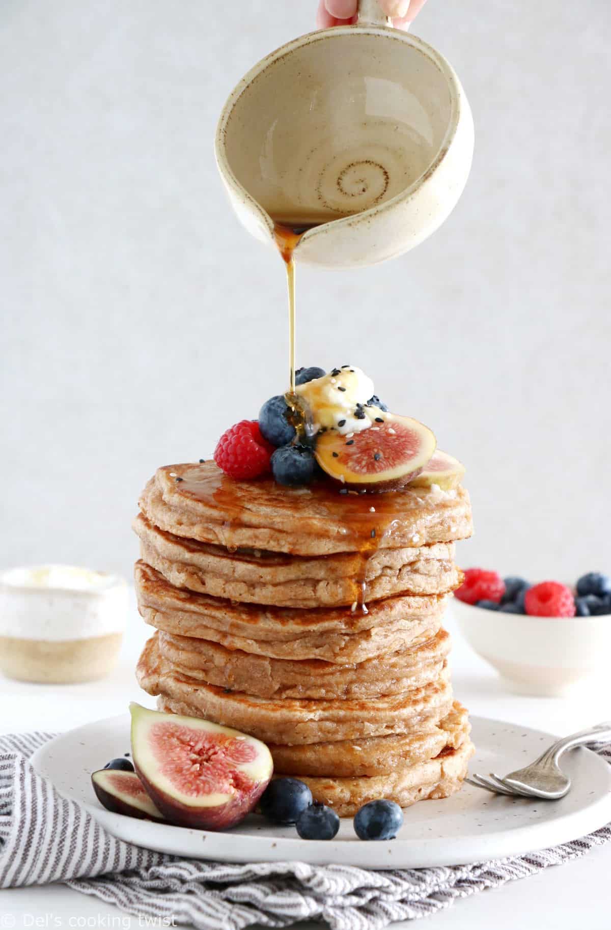 Faciles à réaliser, ces pancakes à la farine complète sont riches sur le plan nutritionnel, avec une texture moelleuse et légère comme on aime.